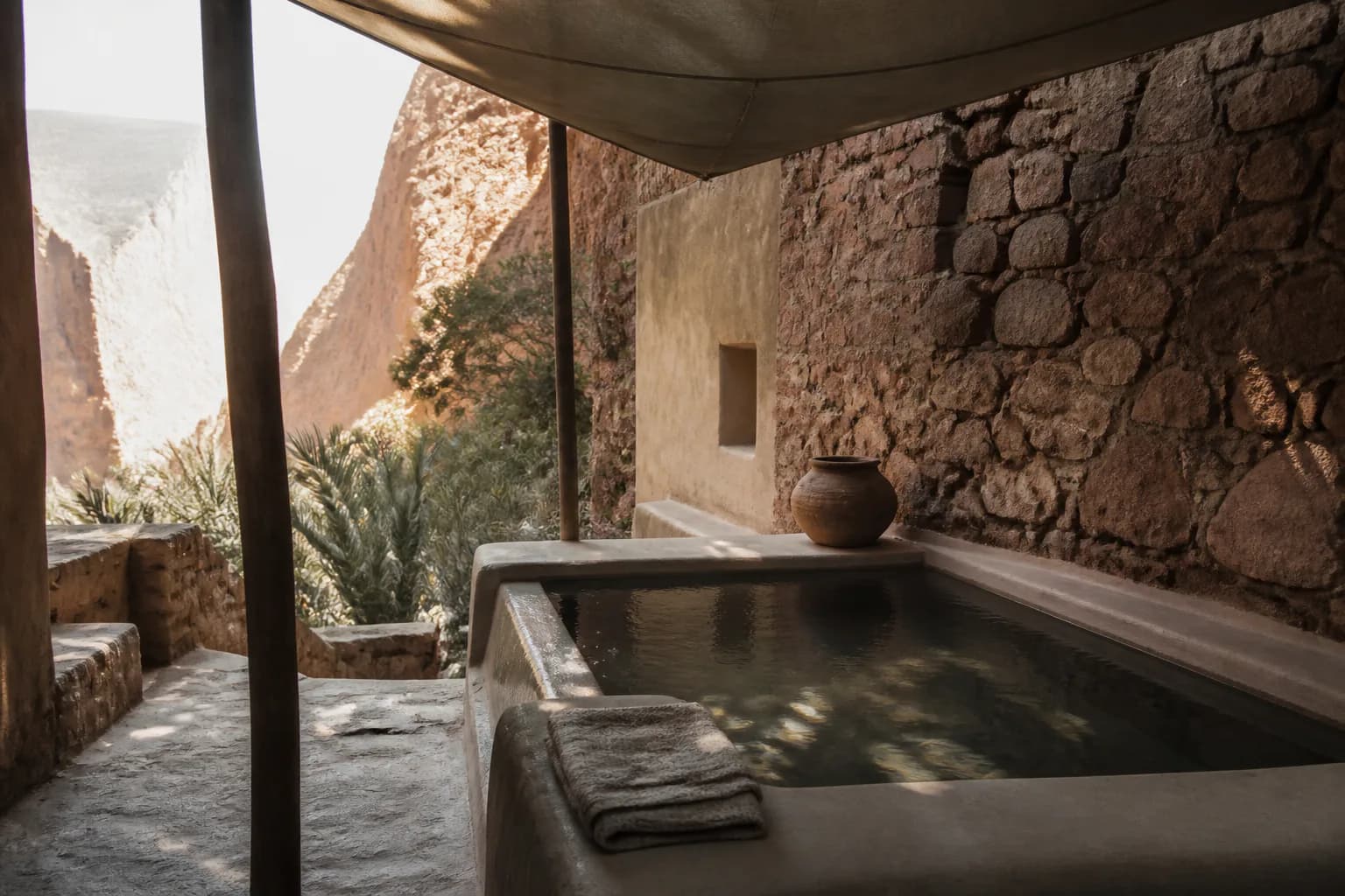 A shaded mineral bathing court at Sérène Sabaia beneath the escarpment.
